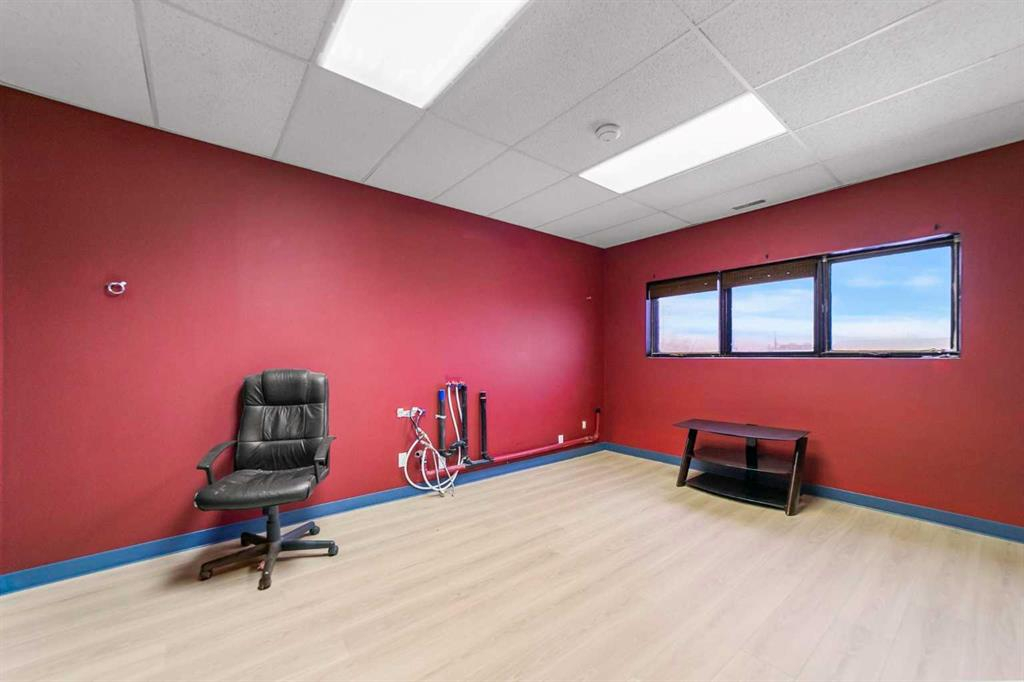 Bay C-4707 51 Avenue, Camrose, Alberta, T4V 0V3 (107243173)