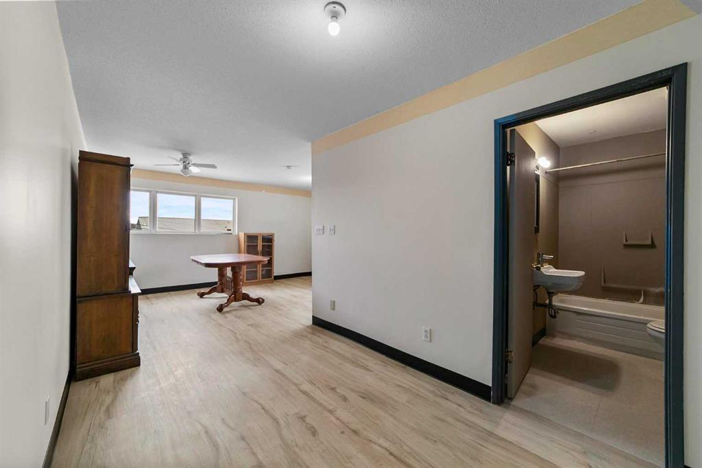 Bay C-4707 51 Avenue, Camrose, Alberta, T4V 0V3 (107243173)