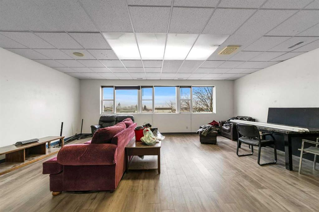 Bay C-4707 51 Avenue, Camrose, Alberta, T4V 0V3 (107243173)