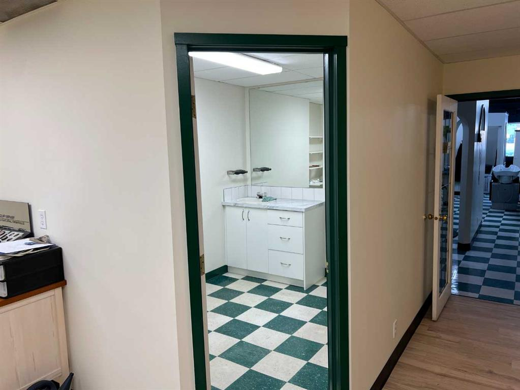 Part of Bay A-4707 51 Avenue, Camrose, Alberta, T4V 0V3 (107761577)