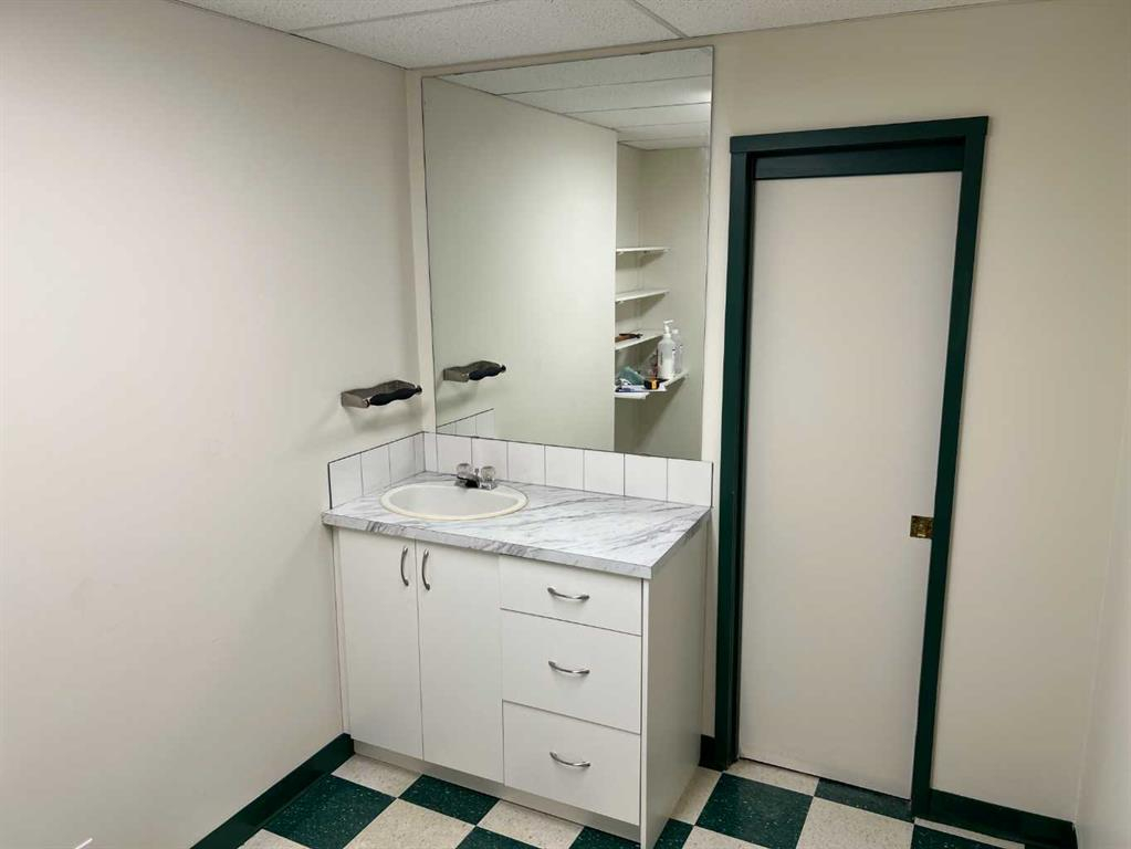 Part of Bay A-4707 51 Avenue, Camrose, Alberta, T4V 0V3 (107761577)