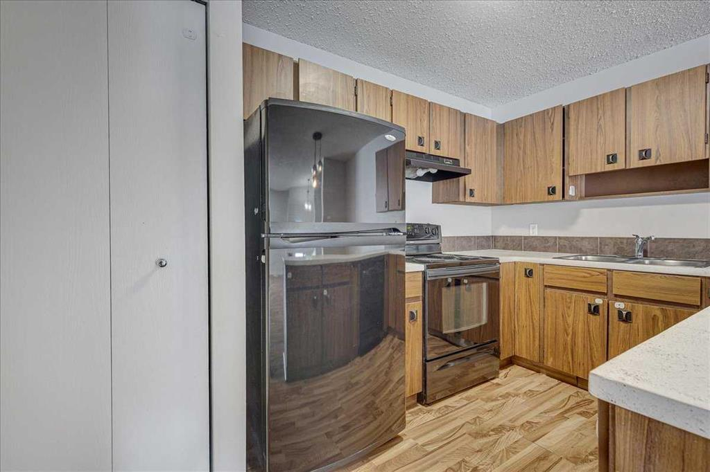 5219 & 5221 41 Street, Innisfail, Alberta, T4G1G3 (109009186)