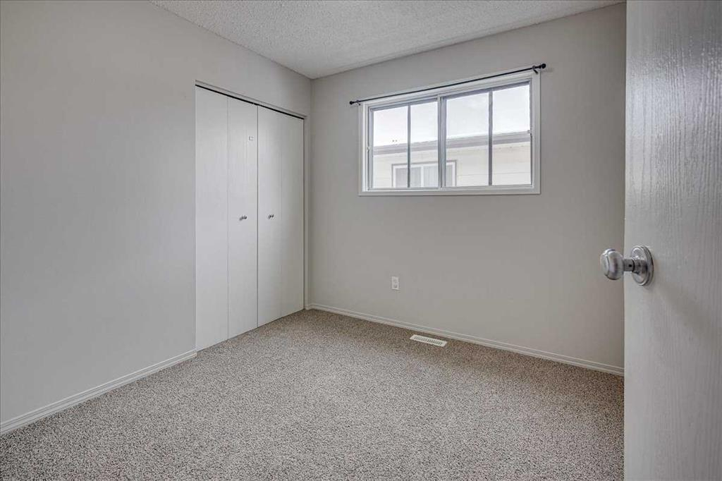 5219 & 5221 41 Street, Innisfail, Alberta, T4G1G3 (109009186)