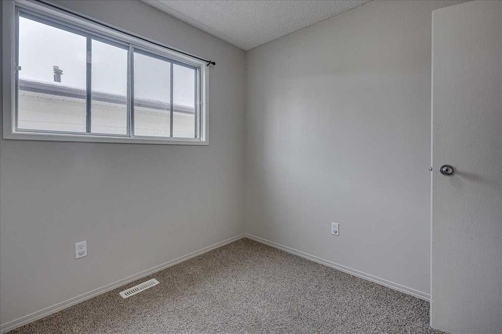 5219 & 5221 41 Street, Innisfail, Alberta, T4G1G3 (109009186)