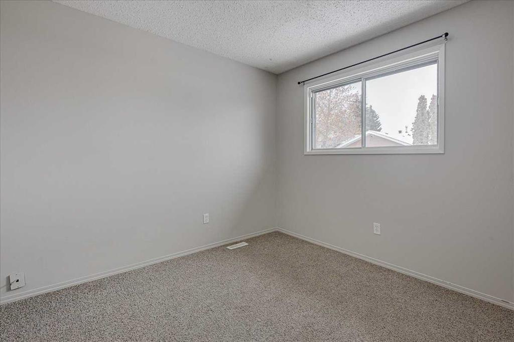 5219 & 5221 41 Street, Innisfail, Alberta, T4G1G3 (109009186)