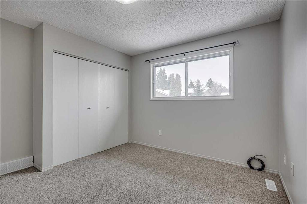 5219 & 5221 41 Street, Innisfail, Alberta, T4G1G3 (109009186)