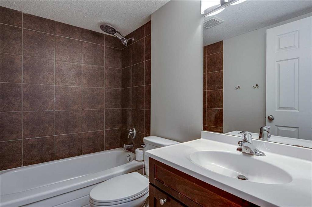 5219 & 5221 41 Street, Innisfail, Alberta, T4G1G3 (109009186)