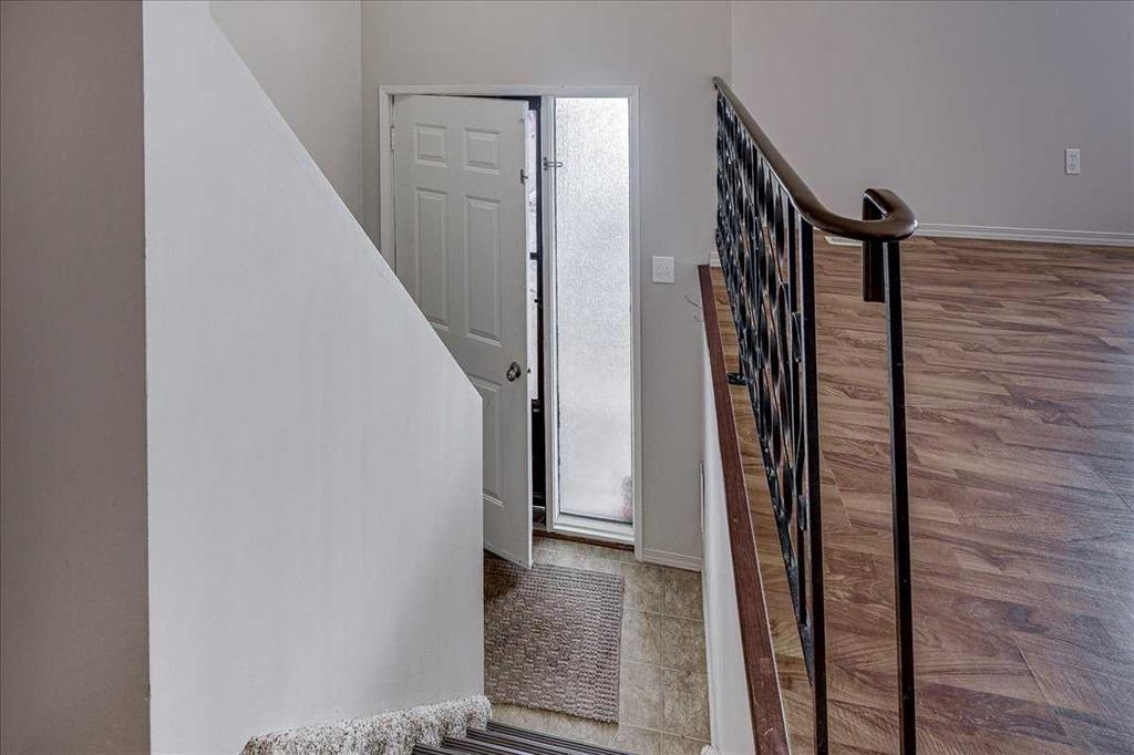 5219 & 5221 41 Street, Innisfail, Alberta, T4G1G3 (109009186)