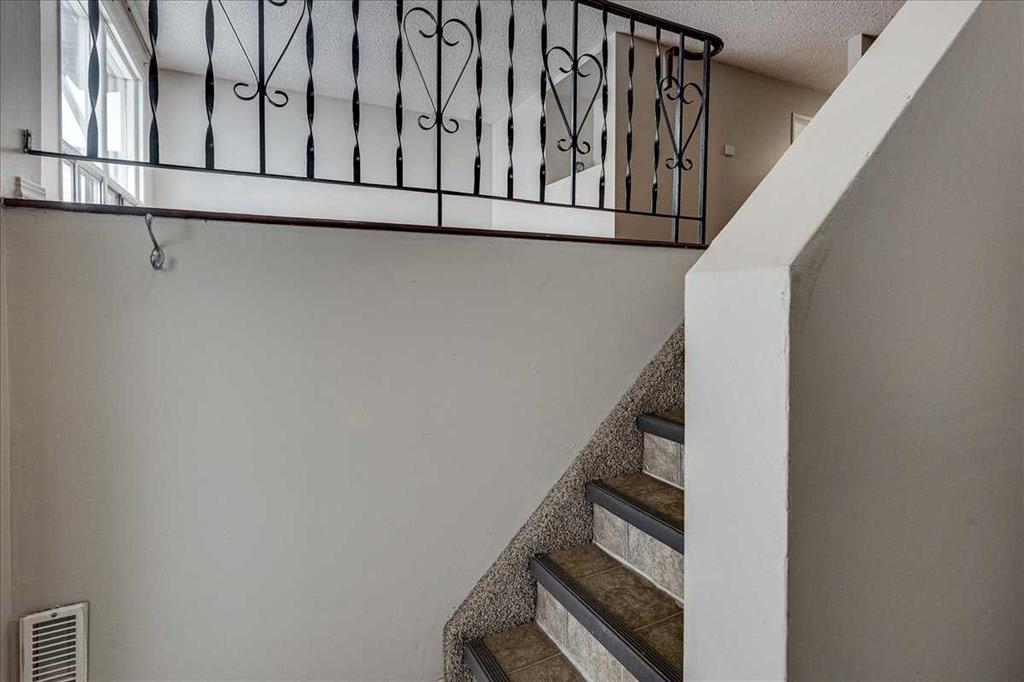 5219 & 5221 41 Street, Innisfail, Alberta, T4G1G3 (109009186)