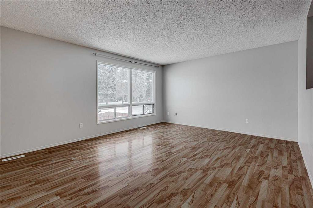 5219 & 5221 41 Street, Innisfail, Alberta, T4G1G3 (109009186)