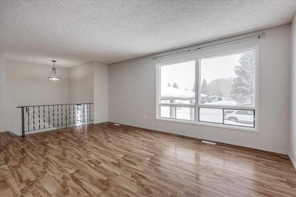 5219 & 5221 41 Street, Innisfail, Alberta, T4G1G3 (109009186)