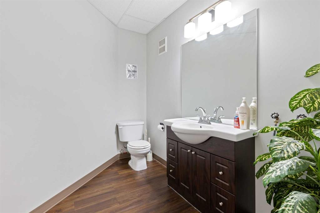 Office B-4941 49 Street, Camrose, Alberta, T4V 1N3 (110483720)