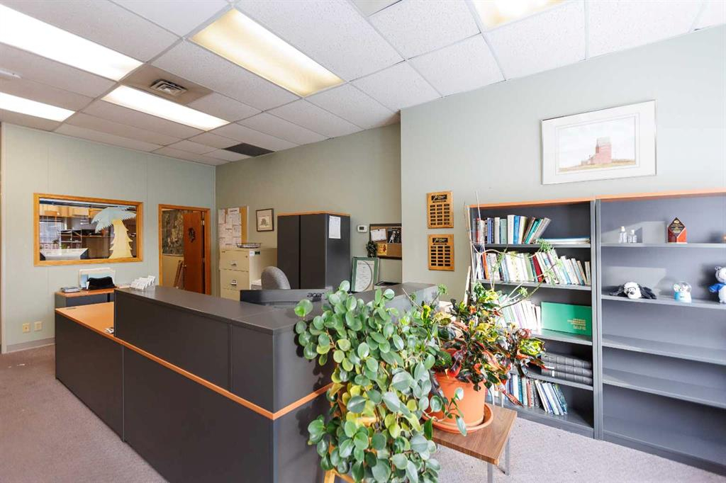 B-4730 50 Street, Red Deer, Alberta, T4N 1X2 (98138993)