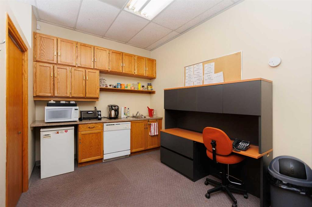 B-4730 50 Street, Red Deer, Alberta, T4N 1X2 (98138993)